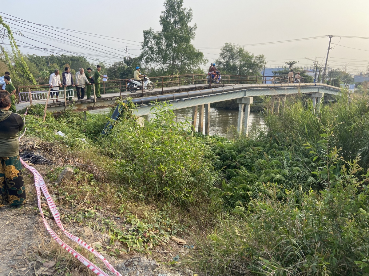 Khẩn trương điều tra, làm rõ 2 thanh niên chết dưới kênh có nhiều vết thương